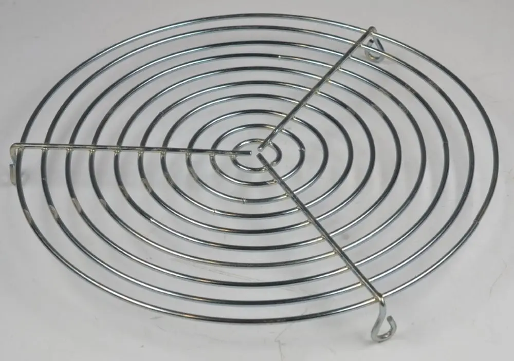 Metallisches Gitter mit spiralförmigem Design, verwendet als Ansaugschutz. Hersteller ist Remko.