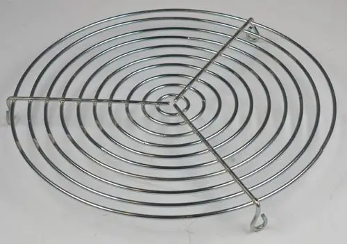 Metallisches Gitter mit spiralförmigem Design, verwendet als Ansaugschutz. Hersteller ist Remko.