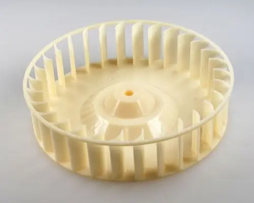 Ventilatorrad aus Kunststoff mit radialen Lüftungsschaufeln. Geeignet für Anwendungen in der Klimatisierung. Hersteller ist Remko.
