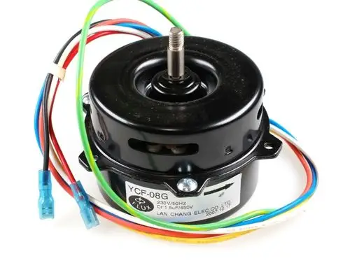 Schwarzer Ventilatormotor mit verschiedenen Anschlusskabeln. Das Produkt stammt von der Marke Remko und ist für den Einsatz in entsprechenden Lüftungsanlagen konzipiert.