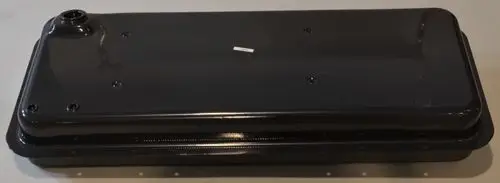 Brennstoffbehälter von Remko in schwarz, flache Form mit mehreren Befestigungslöchern und Anschlussöffnungen, auf einer neutralen Oberfläche.