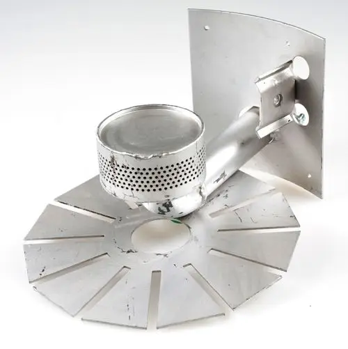 Gasbrenner mit runder Brennkammer und dezentraler Montageplatte, aus Aluminium gefertigt. Hersteller ist Remko. Das Gerät weist eine perforierte Oberfläche und mehrere Metallsegmente auf.