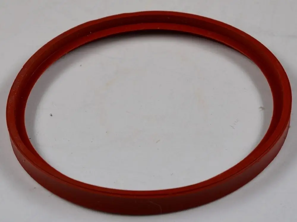 Rote Dichtung in Ringform auf weißem Untergrund. Geeignet für Anwendungen, möglicherweise von der Marke Remko.