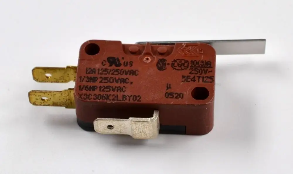 Mikroschalter von Remko mit zwei goldenen Kontakten und einem metallischen Hebel, montierbar auf einer Fläche, zur Verwendung in elektrischen Anwendungen.