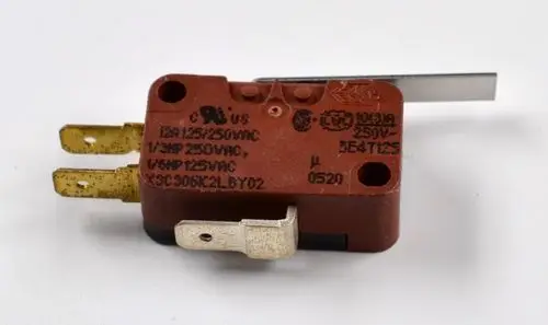 Mikroschalter von Remko mit zwei goldenen Kontakten und einem metallischen Hebel, montierbar auf einer Fläche, zur Verwendung in elektrischen Anwendungen.