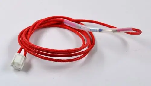 Rotes Kabel mit weißem Stecker und durchsichtiger Isolierung, hergestellt von Remko. Gezeigt ist eine Sicherung, die für elektrische Verbindungen verwendet wird.