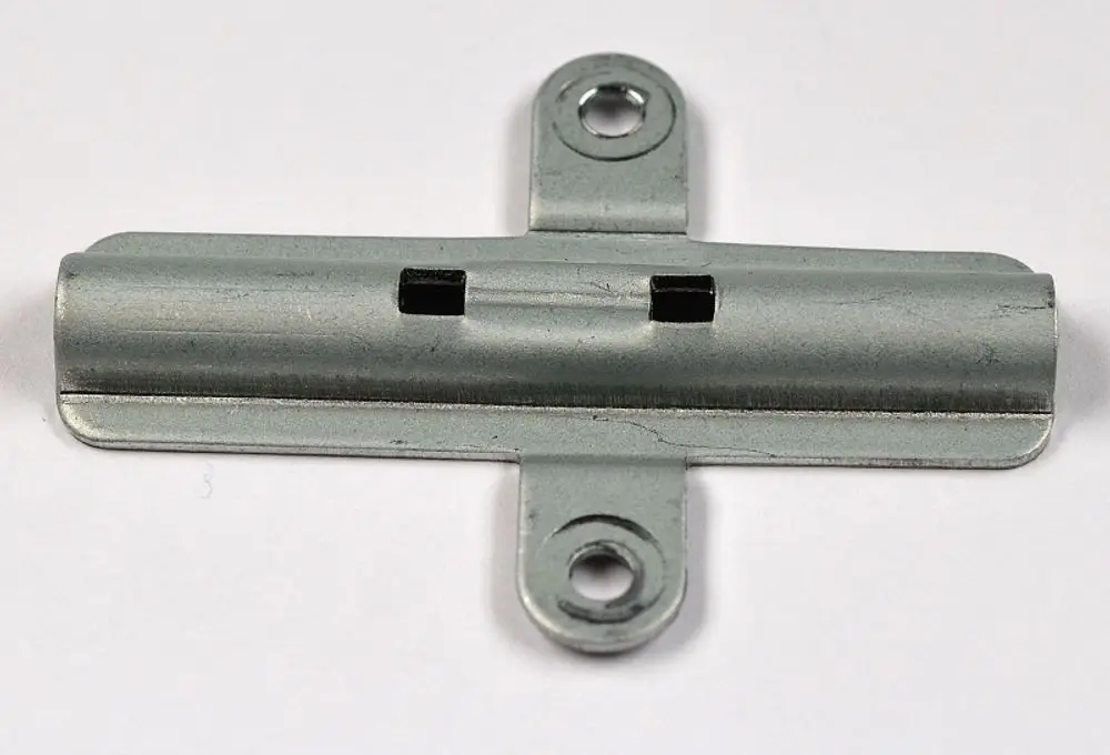 Metallischer Sicherungshalter mit zwei Montageöffnungen, geeignet für Anwendungen von Remko. Die zentrale Nut ist deutlich sichtbar.