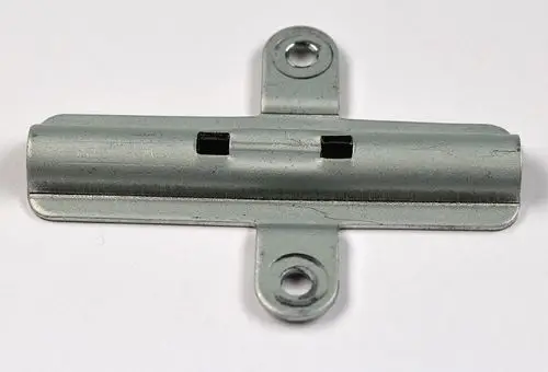 Metallischer Sicherungshalter mit zwei Montageöffnungen, geeignet für Anwendungen von Remko. Die zentrale Nut ist deutlich sichtbar.