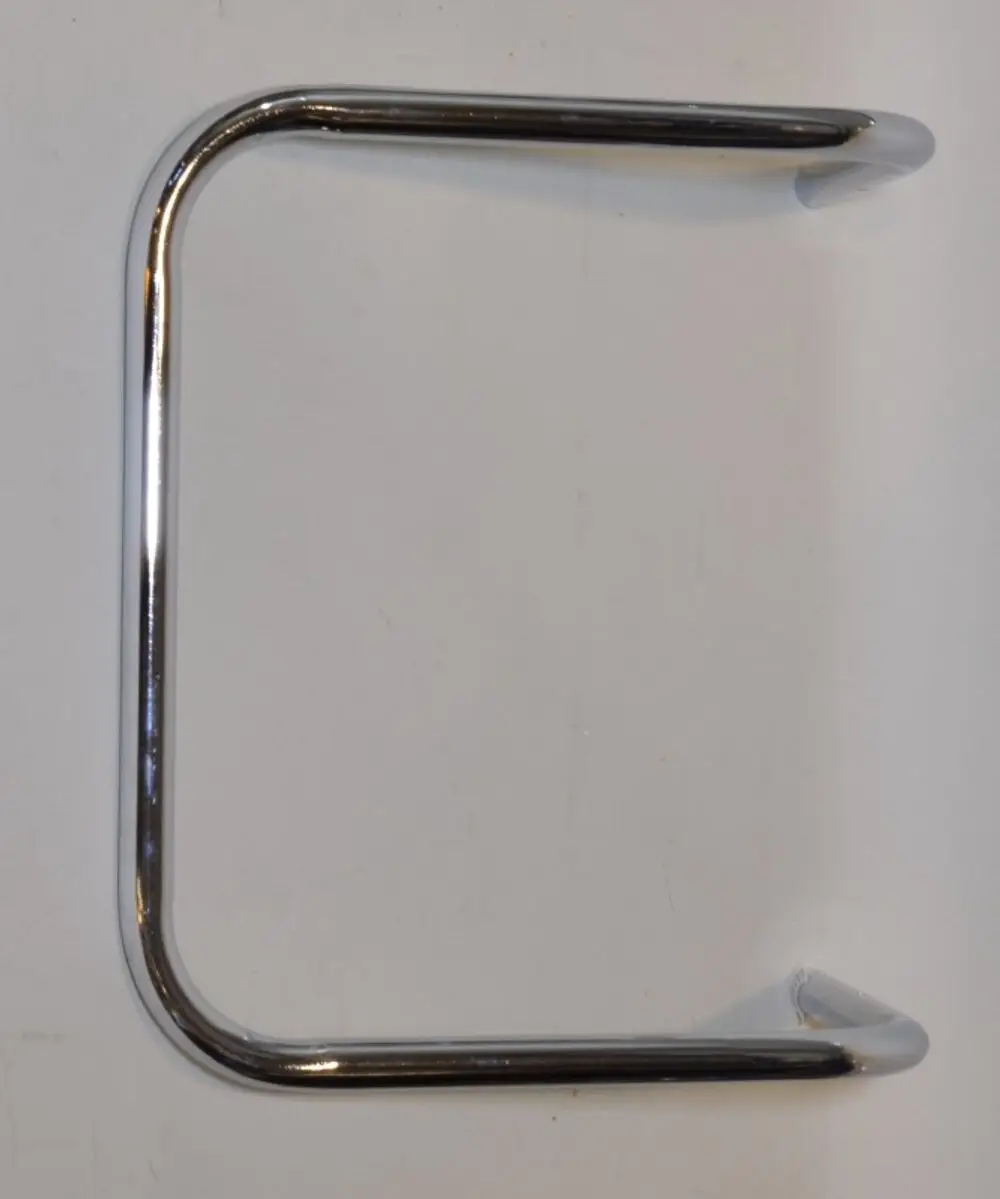 Transportbügel mit gebogenem Design aus Metall. Anwendungsbereich zur Unterstützung von Geräten, hergestellt von Remko. Klarer, funktionaler Aufbau.