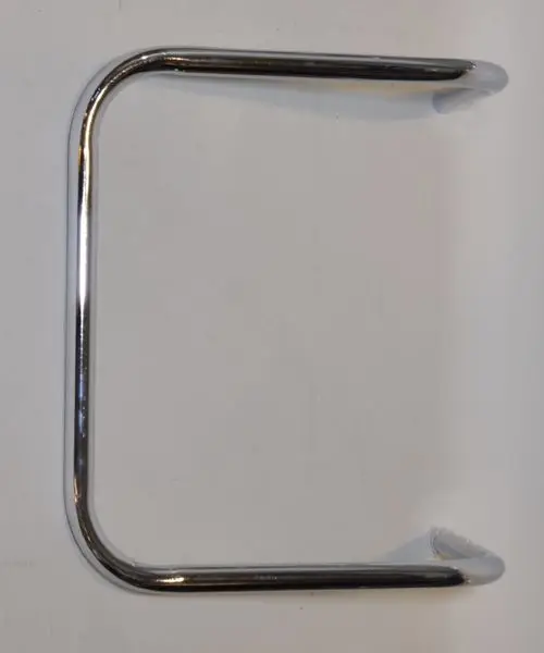 Transportbügel mit gebogenem Design aus Metall. Anwendungsbereich zur Unterstützung von Geräten, hergestellt von Remko. Klarer, funktionaler Aufbau.