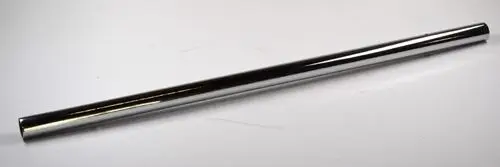 Verchromte Metallachse, gerade und schlank, geeignet für verschiedene Anwendungen, möglicherweise von der Marke Remko.