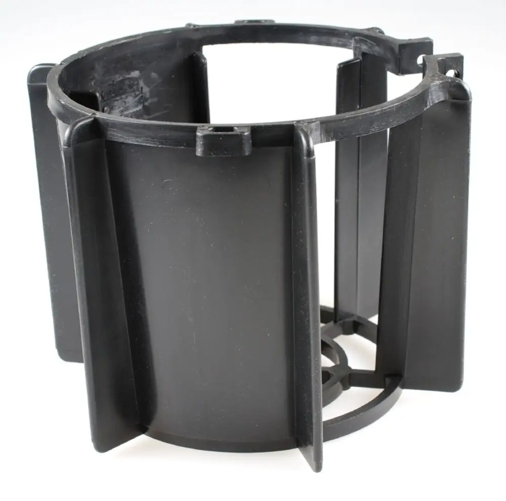 Schwarzer Schwimmerkorb von Remko, mit vertikalen Lamellen und runder Basis, geeignet für die Verwendung in Wassertanks oder Heizsystemen.