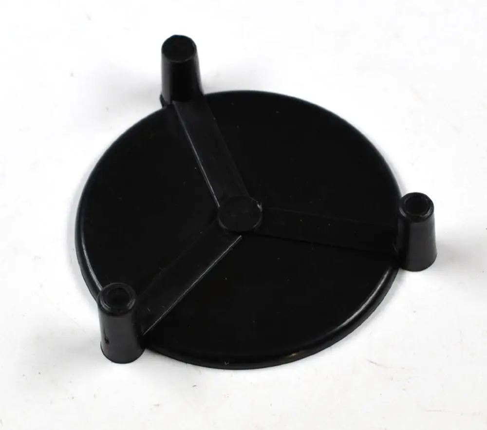 Schwarze runde Halterung mit drei Stützen in der Mitte, hergestellt von Remko. Die Halterung hat eine glatte Oberfläche und eine einfache, funktionale Form.