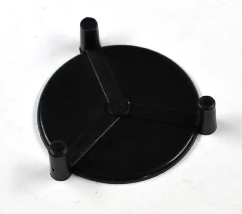 Schwarze runde Halterung mit drei Stützen in der Mitte, hergestellt von Remko. Die Halterung hat eine glatte Oberfläche und eine einfache, funktionale Form.