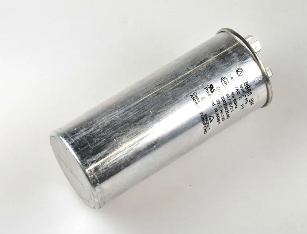 Kondensator von Remko mit metallischer Oberfläche und mehreren Anschlüssen. Geeignet für die Verwendung in Kompressoren.
