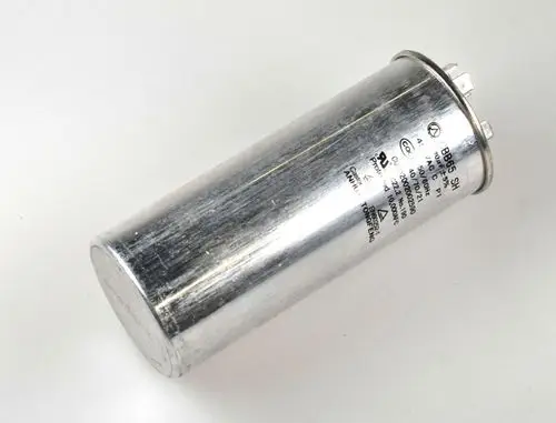 Kondensator von Remko mit metallischer Oberfläche und mehreren Anschlüssen. Geeignet für die Verwendung in Kompressoren.