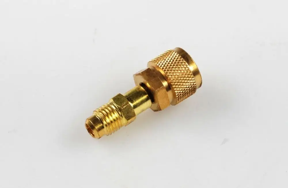 Adapter für Anschlussventile, gefertigt aus Metall. Das Produkt zeigt eine gewindeartige Struktur und wird oft mit Geräten der Marke Remko verwendet.