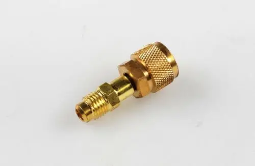 Adapter für Anschlussventile, gefertigt aus Metall. Das Produkt zeigt eine gewindeartige Struktur und wird oft mit Geräten der Marke Remko verwendet.