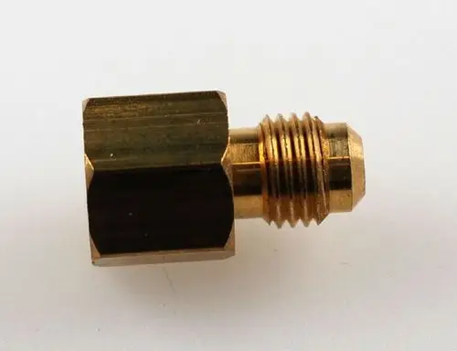 Adapter aus Messing von Remko mit hexagonalem Kopf und Innengewinde, geeignet zur Verbindung von Rohrleitungen.
