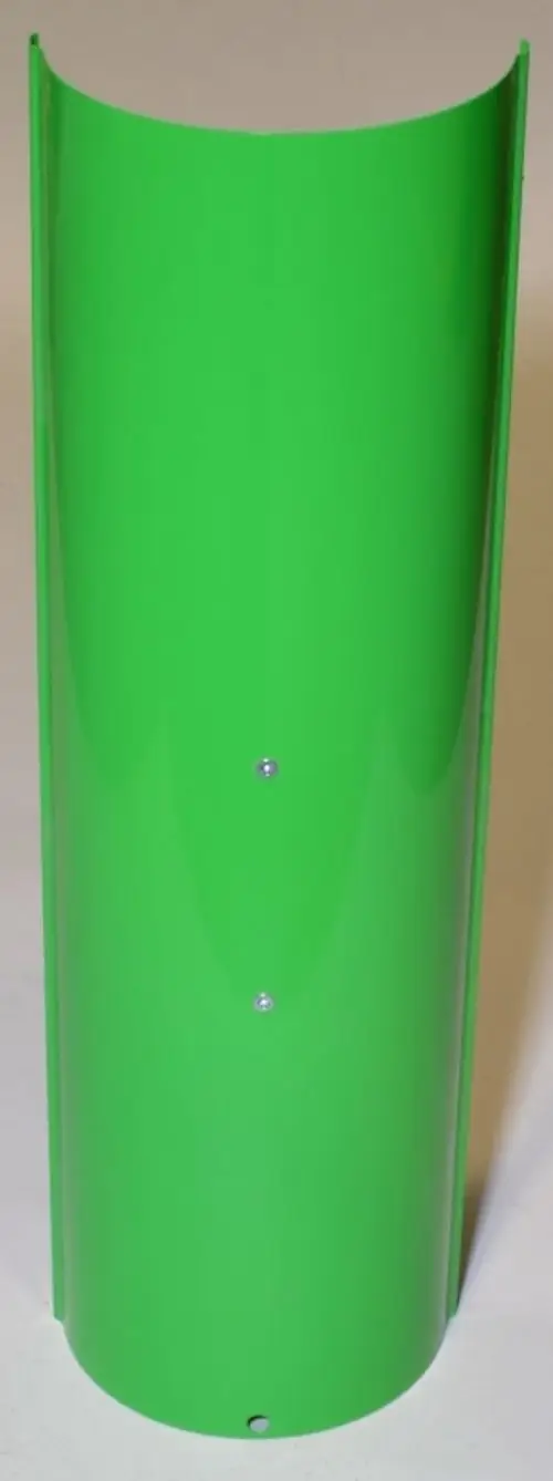 Grüner Inspektionsdeckel aus Metall mit glatter Oberfläche und zwei silbernen Schrauben. Einsatzmöglichkeit bei Remko-Systemen zur Wartung oder Inspektion.