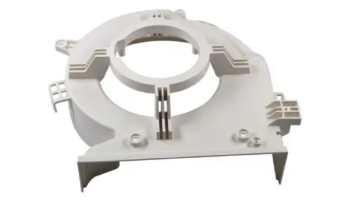 Weißes Ventilatorgehäuse mit Rundöffnung und mehreren Befestigungselementen, hergestellt von Remko, geeignet für Ventilationstechnik.