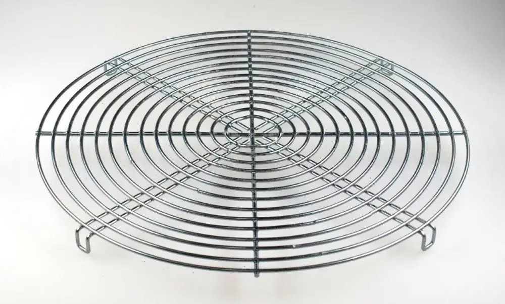 Rundes, metallisches Ansaugschutzgitter mit feiner Gitterstruktur, geeignet für Belüftungsanwendungen, von der Marke Remko.