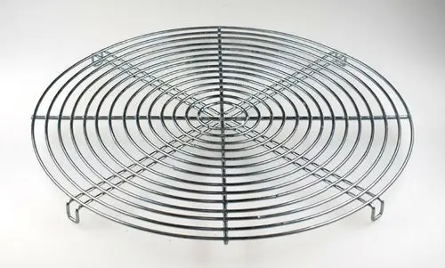 Rundes, metallisches Ansaugschutzgitter mit feiner Gitterstruktur, geeignet für Belüftungsanwendungen, von der Marke Remko.