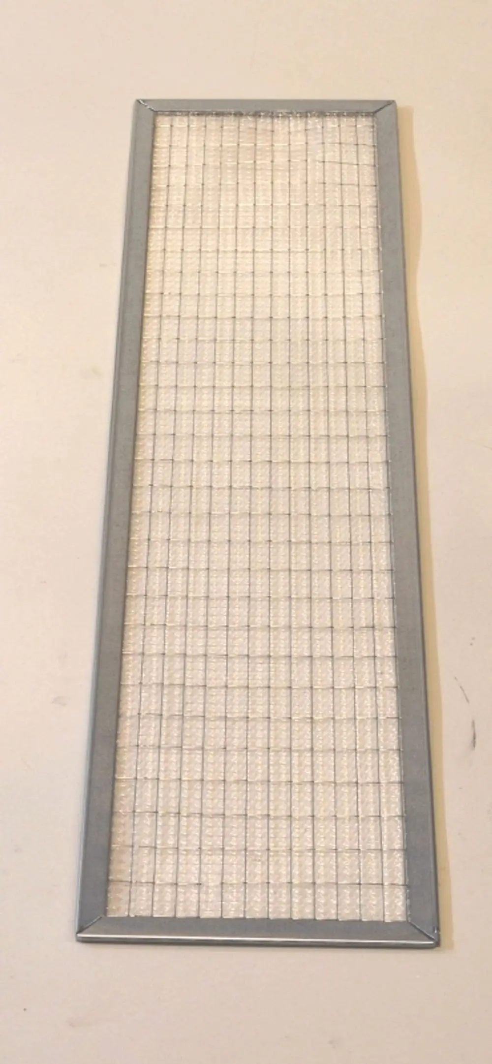 Luftfilter von Remko, rechteckige Form mit einem Gitter aus feinem Material in einem Metallrahmen. Der Filter wirkt für die Luftreinigung in einem Gerätesystem.