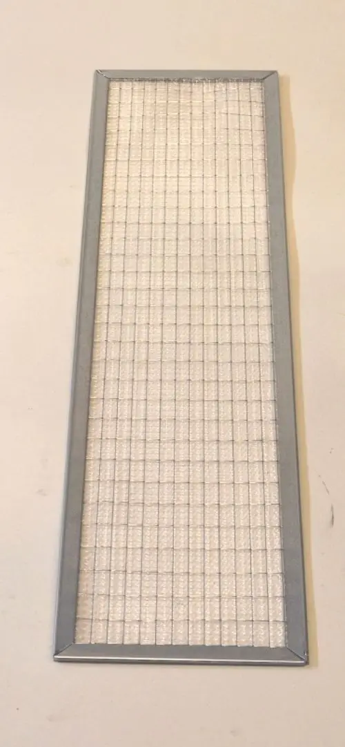 Luftfilter von Remko, rechteckige Form mit einem Gitter aus feinem Material in einem Metallrahmen. Der Filter wirkt für die Luftreinigung in einem Gerätesystem.