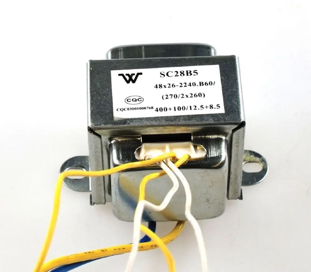 Transformator der Marke Remko mit mehreren Anschlussdrähten in einem Metallgehäuse. Die Beschriftung mit technischen Daten ist deutlich sichtbar.
