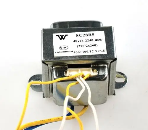 Transformator der Marke Remko mit mehreren Anschlussdrähten in einem Metallgehäuse. Die Beschriftung mit technischen Daten ist deutlich sichtbar.