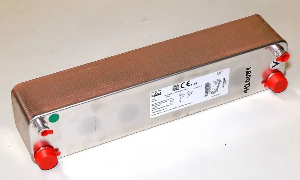 Wärmetauscher in rechteckiger Form mit Metallgehäuse, zwei roten Anschlüssen und einer grauen Kennzeichnung. Produkt von Remko, zur Anwendung in Heizsystemen.