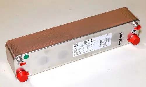 Wärmetauscher in rechteckiger Form mit Metallgehäuse, zwei roten Anschlüssen und einer grauen Kennzeichnung. Produkt von Remko, zur Anwendung in Heizsystemen.
