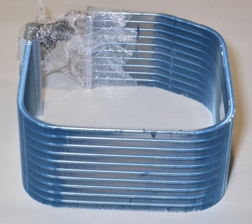 Verdampfer mit mehreren horizontalen Lamellen in blauer Farbe, teilweise verpackt. Hersteller ist Remko.