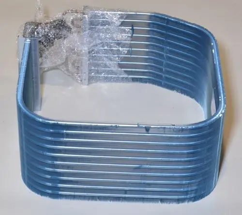 Verdampfer mit mehreren horizontalen Lamellen in blauer Farbe, teilweise verpackt. Hersteller ist Remko.