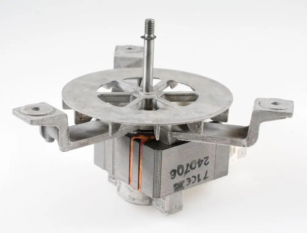 Ventilatormotor von Remko mit einem runden Gehäuse und mehreren montierten Halterungen, geeignet für industrielle Anwendungen zur Luftzirkulation.