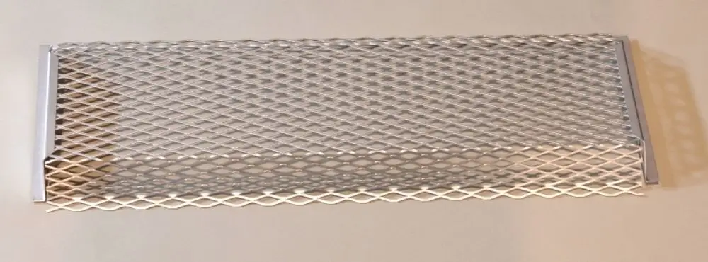 Metallisches Schutzgitter von Remko mit rautenförmigem Netzdesign. Es steht auf einer flachen Oberfläche und hat an beiden Enden eine gerahmte Struktur.
