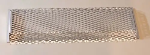 Metallisches Schutzgitter von Remko mit rautenförmigem Netzdesign. Es steht auf einer flachen Oberfläche und hat an beiden Enden eine gerahmte Struktur.