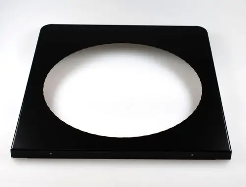 Schwarze Metallplatte mit kreisförmiger Aussparung in der Mitte, möglicherweise für einen Heizungs- oder Lüftungsanwendungen von Remko.