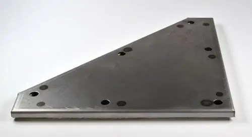 Metallisches Rechteck mit schräger Kante und mehreren Löchern, voraussichtlich für eine Abdeckung. Produkt von Remko, geeignet für Revisionen oder Wartungsarbeiten.
