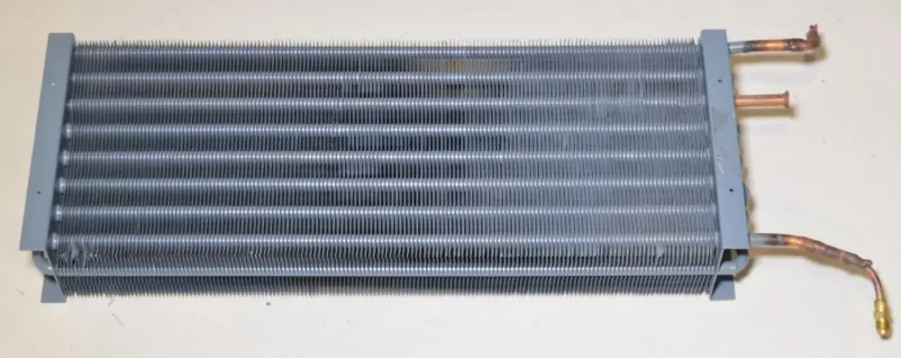 Verdampfer von Remko, rechteckige Bauform mit lamellenförmiger Oberfläche und zwei Kupferanschlüssen für Flüssigkeitsleitung, auf heller Oberfläche platziert.