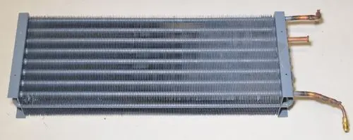 Verdampfer von Remko, rechteckige Bauform mit lamellenförmiger Oberfläche und zwei Kupferanschlüssen für Flüssigkeitsleitung, auf heller Oberfläche platziert.
