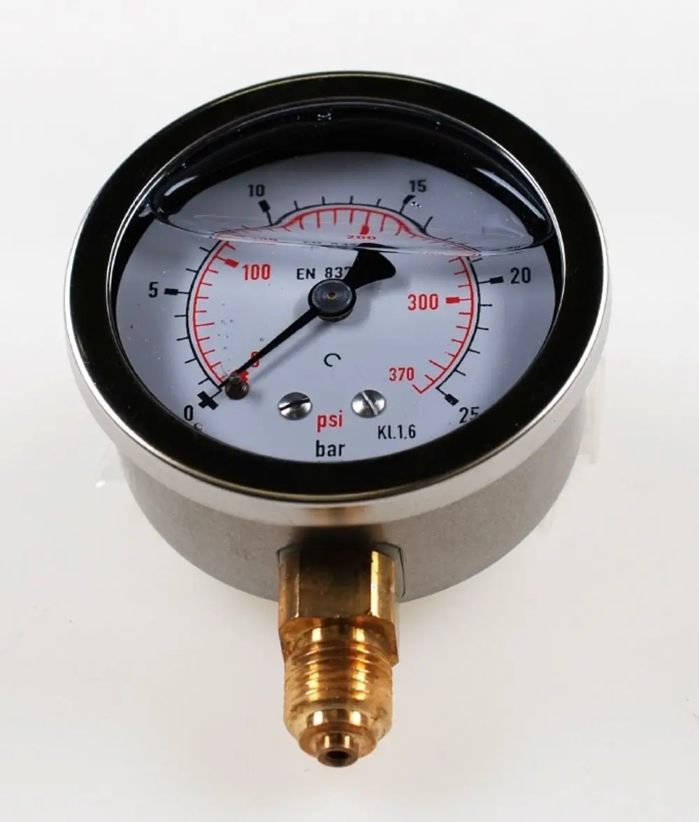 Manometer mit einem weißen Ziffernblatt und schwarzen Zeigern, Montagedruckanschluss aus Messing, hergestellt von Remko, zur Messung von Druck in bar.