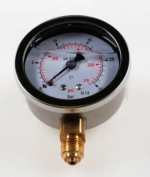Manometer mit einem weißen Ziffernblatt und schwarzen Zeigern, Montagedruckanschluss aus Messing, hergestellt von Remko, zur Messung von Druck in bar.