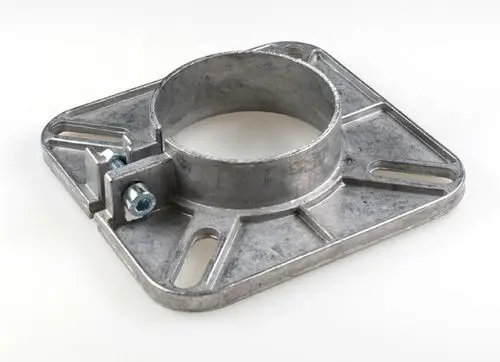 Remko Schiebeflansch aus Metall mit quadratischem Basisbereich und rundem Ausschnitt für eine Rohrverbindung, ausgestattet mit einer Schraube zur Befestigung.