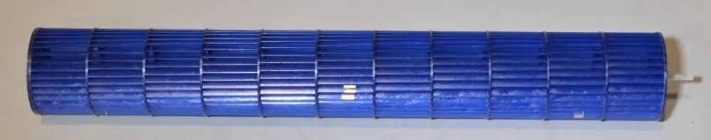 Blaues Ventilatorrad mit mehreren vertikalen Rillen, hergestellt von Remko. Es hat eine zylindrische Form und einfache Bauweise.
