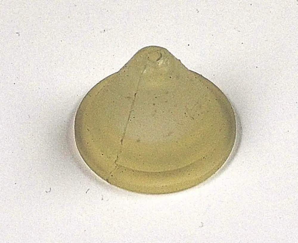 Silikondichtung in transparenter Farbe, rund und flach, auf hellem Hintergrund, möglicherweise für Anwendungen von Remko.