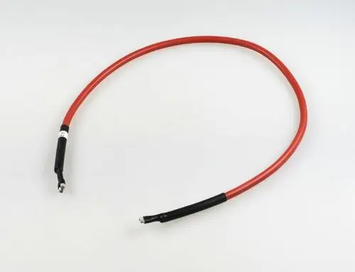 Rotes Kabel mit schwarzen Enden, möglicherweise für elektrische Anwendungen. Es könnte sich um ein Produkt von Remko handeln.