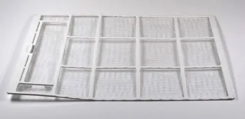 Weißer Luftfilter-Satz von Remko mit quadratischen Ausschnitten in einem Gitterdesign. Die Struktur bietet eine gleichmäßige Luftzirkulation.