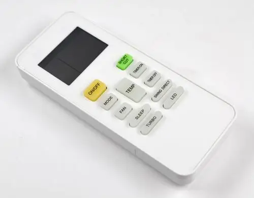 Weißer Fernbedienung von Remko mit Tasten für Ein/Aus, Temperatur, Modus und verschiedene Funktionen zur Steuerung eines Geräts. Display oben ohne Anzeige.